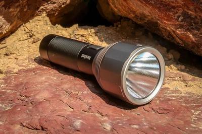 夜行神器登场 小米2000流明强光手电筒，户外爱好者的新宠